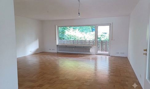 Spacious, newly renovated 3.5-room apartment with 115 square meters, a large balcony, a garage, and a parking space.