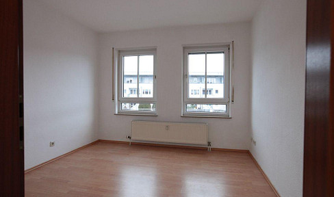 1-Zimmer-Apartment in Laubegast: frisch gestrichen, Einbauküche, Aufzug – auf Wunsch eingerichtet