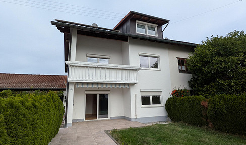 No fees! Beautifully renovated semi-detached house with solar panels and a charging station for electric vehicles - available immediately.