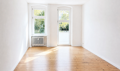 Beautiful apartment in a historic building with a balcony and a view of the Panke river.