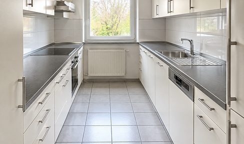 Modern 5-room penthouse apartment, ideal for families.