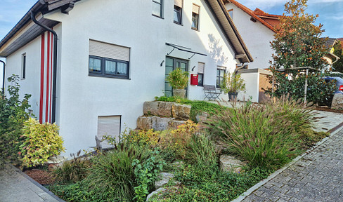 Detached house with a separate apartment, studio, swimming pool, and a 698 m² plot of land.