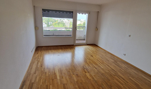 Above the rooftops of Unterhaching: 4 rooms, rooftop pool, and new kitchen.