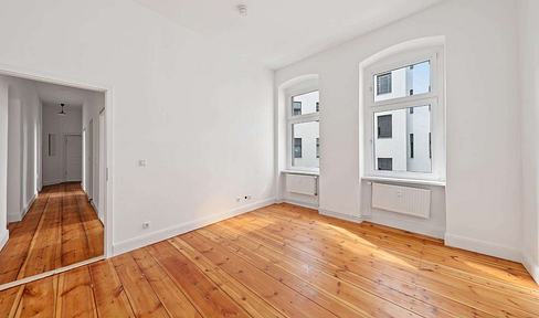 First occupancy after renovation: High-quality 2-room apartment in a historic building, located in the heart of Kreuzberg.
