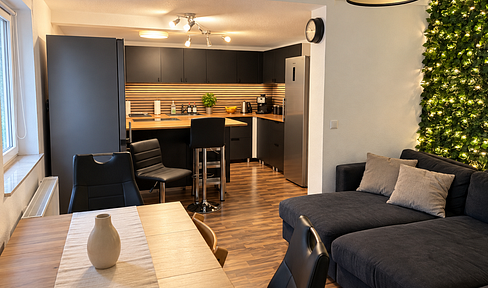 Spacious 5-room apartment with 122 square meters, a large built-in kitchen, and access to a shared garden, located in a quiet area.