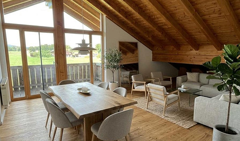 Bright apartment in Bruckmühl, with a beautiful view, 2 garages, and a 35 m² hobby cellar - available without commission.