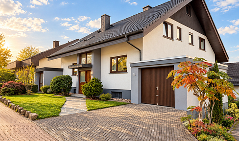Live in one unit and rent out the other two: Three-family house with 358 m² in Pfaffenrot.