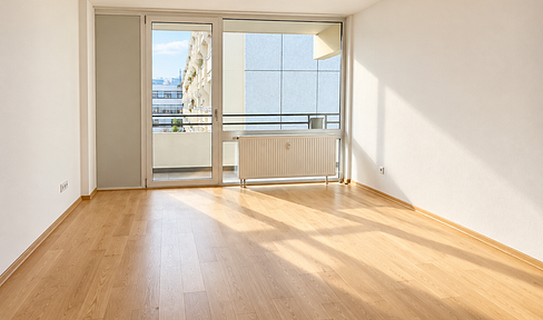Renovated 2-room apartment with balcony and underground parking space, available directly from the owner (unfurnished).
