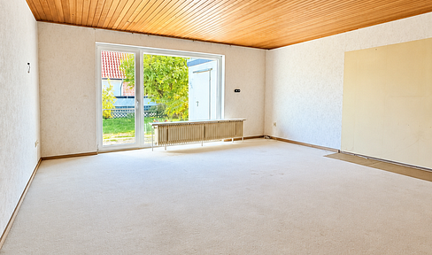 Better than an apartment, immediately available, with a garage, and no agency fees.