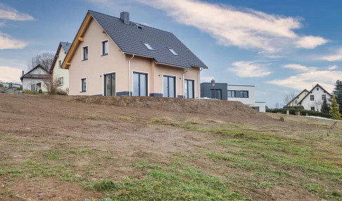 TAX-FREE: Modern 4-room home offering comfort and well-being, featuring a fitted kitchen, heat pump, and a 426 square meter plot of land.