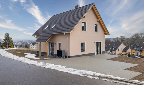 TAX-FREE: Modern 4-room home offering comfort and well-being, featuring a fitted kitchen, heat pump, and a 426 square meter garden.
