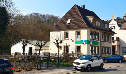 Laden mit großen Lagerflächen auf 2 Ebenen und Außengelände