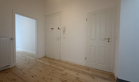 *First occupancy* Completely renovated 3-room apartment in a historic building on Bergerstraße, featuring a fitted kitchen and a balcony.