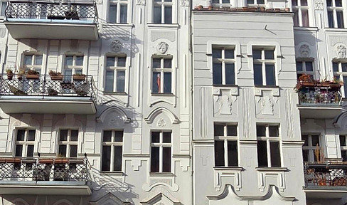 Bright, sunny apartment in a renovated building in Schöneberg, close to the EUREF Campus, with no agency fees.