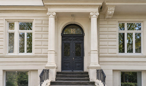 Stylish 2-room apartment in a historic building, located in a prime location in Hamburg-Harvestehude.