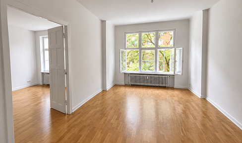 Spacious living space - 4-room apartment in a historic building with a balcony.
