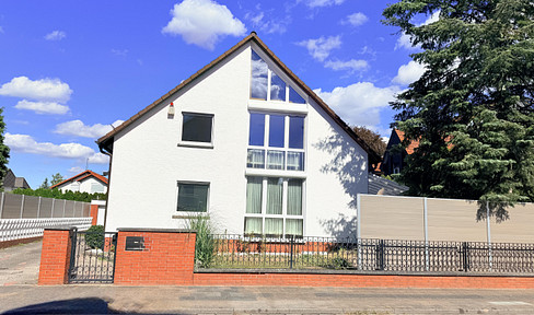 7-room detached house with an indoor pool, sauna, and a 760 m² plot of land with development potential.