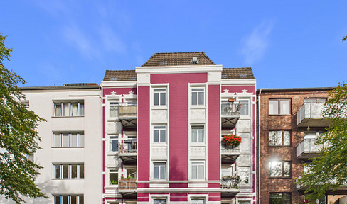 Charming, unfurnished apartment in a historic building in Eimsbüttel, featuring 2 rooms and offering great potential for customization.