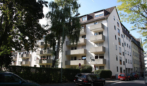 Modernisierte 2-Zimmer-Erdgeschosswohnung mit Balkon, Tiefgarage