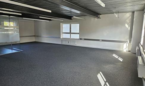 Bright office space of 91 square meters with a kitchen, including 42 square meters of storage space, located in Feldkirchen, near Munich.