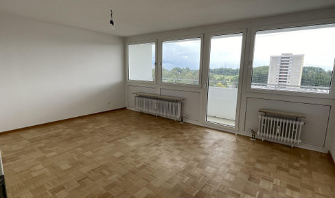 Frisch sanierte 3-Zimmer Wohnung mit großem Balkon und Aussicht! Sofort frei