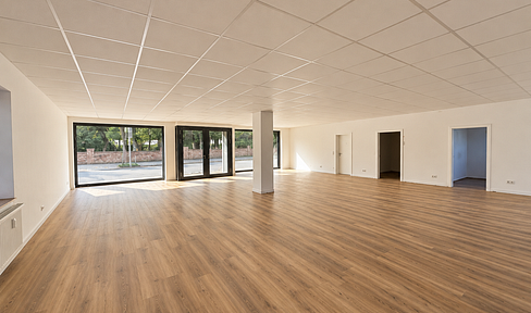Versatile commercial space suitable for offices, medical practices, or retail – Wegberg.