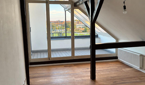 First occupancy after complete renovation: 4-room maisonette apartment with a balcony, located in a beautiful listed building.