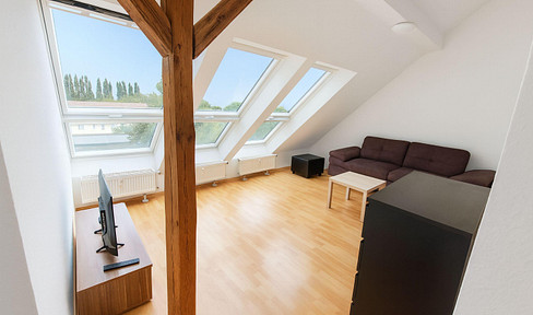 Bright 3-room attic apartment with approximately 100 square meters – ideal for a family or shared living arrangement.