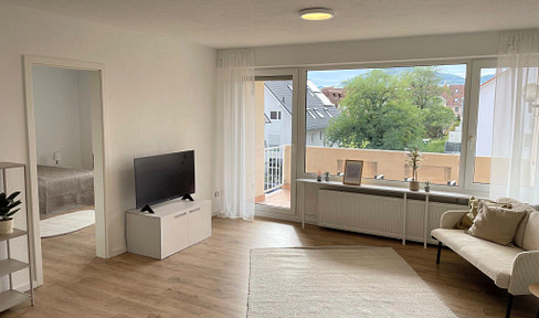 Renovated 2-room apartment with plenty of space, a balcony, and an underground parking space, available without any commission fees.