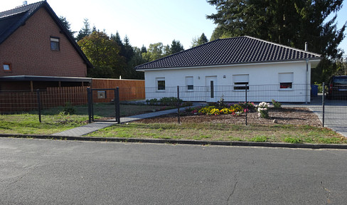 Moderner 3-Zimmer-Bungalow mit großem Grundstück /4654 m2 und direktem Zugang zum Wald