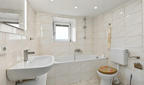 Detached house with a garage and plenty of potential for customization - no commission fees.