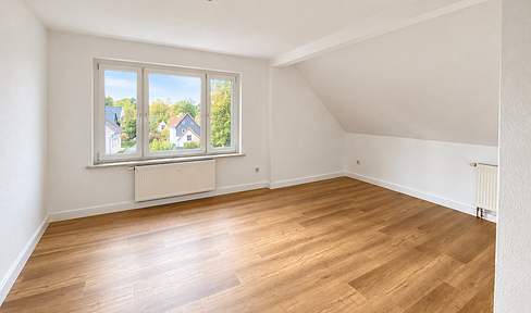 Newly renovated 3.5-room attic apartment in Langenbernsdorf – available immediately.