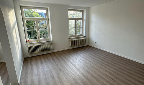 Bright, renovated 2-room apartment in a prime location.