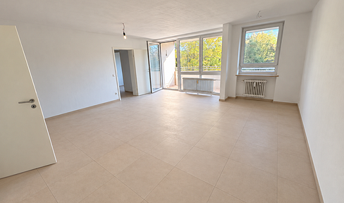 Bright, renovated 4-room apartment with a balcony in Munich, Neu-Aubing - available from November.