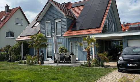 Well-maintained wooden house, 200m², 8 rooms, 4 bathrooms, and particularly energy-efficient home technology.
