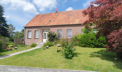 Großzügiges Bauernhaus-Idyll mit Scheune, Ausbaureserve und Weideland