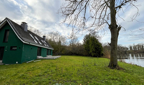 Small single-family house on the Dieksee lake, with direct lakefront access.