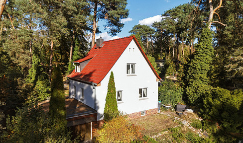 Massives Einfamilienhaus und großer Garage am Waldrand mit sonnigem Garten und großer Terrasse