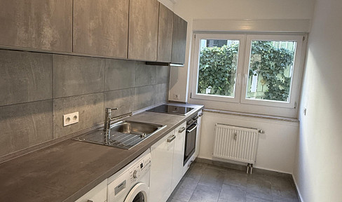 Sunny ground-floor apartment with a balcony and parking space, including access to a courtyard.