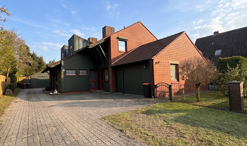 A home where you can feel comfortable – with a fireplace, a private garden, and surprisingly spacious living areas.