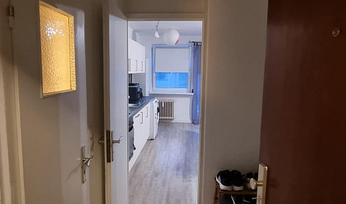 Charming 1-bedroom apartment, with a white fitted kitchen, access to a communal garden, and close proximity to the beach.