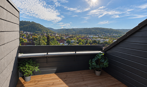 Duplex apartment with panoramic views, south-facing balcony, and fitted kitchen – brand new, never occupied.