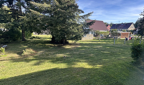 Quiet yet central: Bright 3-room apartment with a garden in Dippoldiswalde.