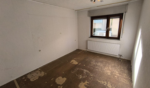 Spacious 3-room ground floor apartment with potential for customization.