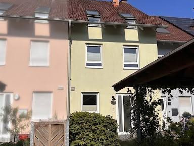 Ready-to-move-in terraced house in a family-friendly location.