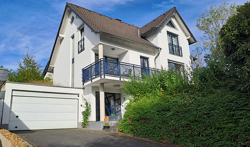 Detached family home – living comfort on three levels – no commission fees!!