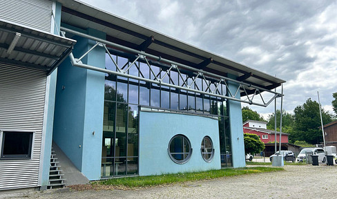 Repräsentative Gewerbeimmobilie mit Büro- und Lagerflächen auf zwei Ebenen