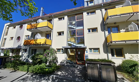 2.5-room apartment with a share of the garden, located in the Sendling-Westpark district of Munich.
