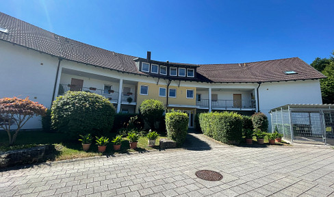 Renovierte 2-Zimmer Wohnung mit großer Dachterrasse und Stellplatz