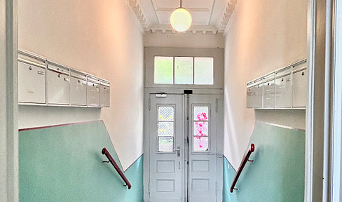 Living in the Wrangelkiez: Charming 2-room apartment in a historic building with a beautiful view of the greenery.